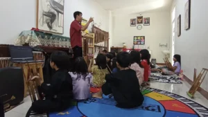 sekolah montessori bandung bermain angklung