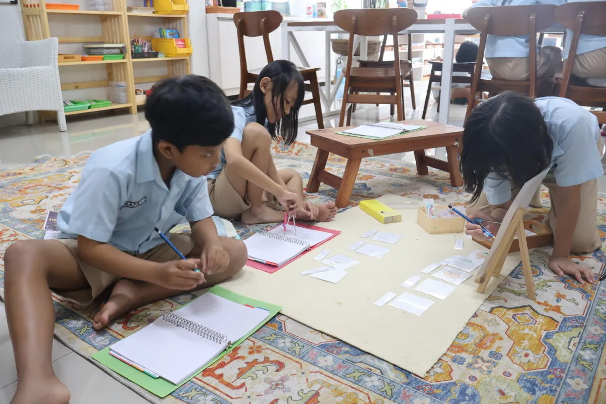 Hands-on Montessori materials supporting concrete learning in the Pascal Montessori Elementary curriculum
