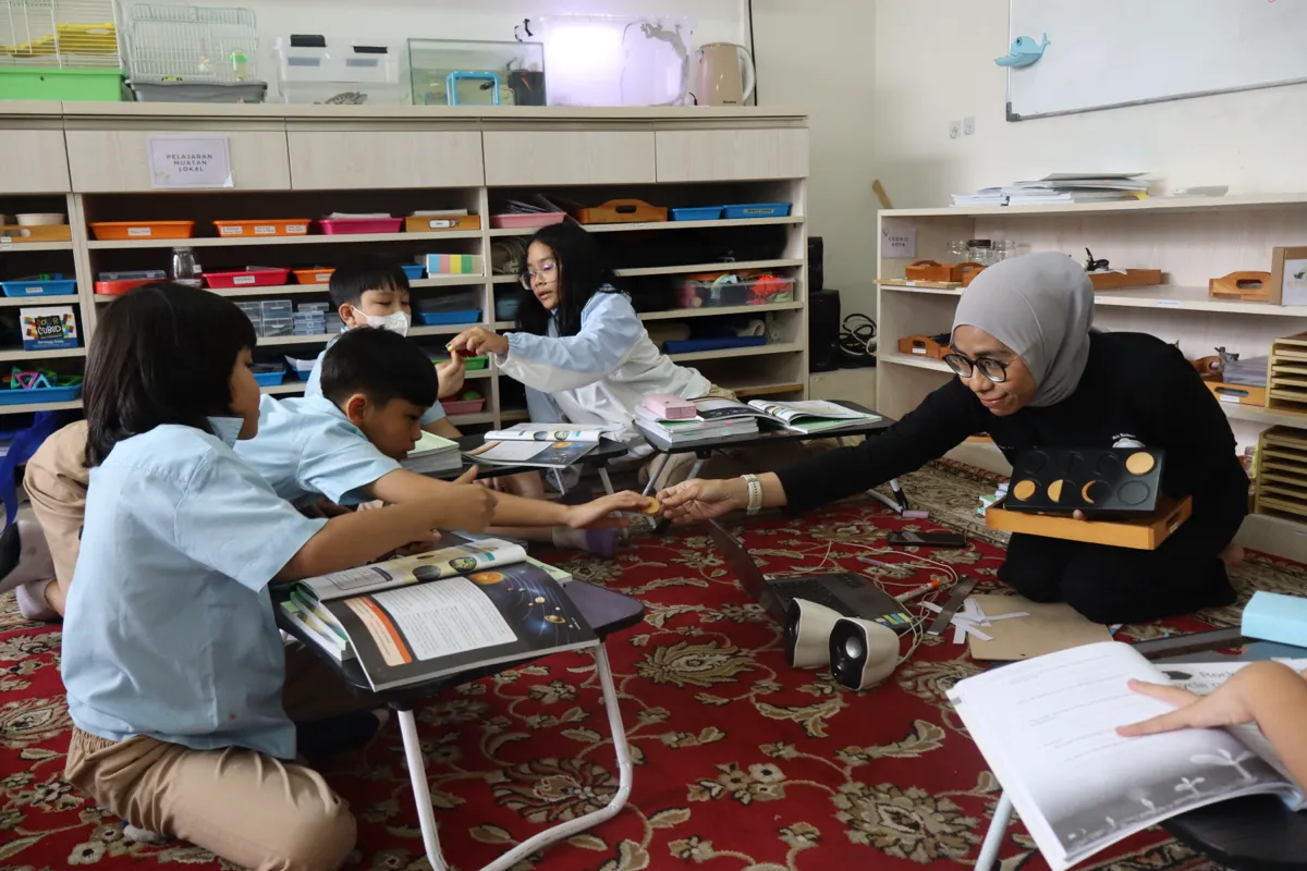 Pascal Montessori Elementary students collaborating and learning together