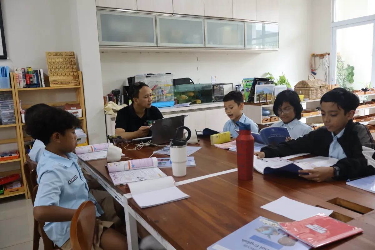 Pascal Montessori Elementary students exploring through outdoor and real-world learning