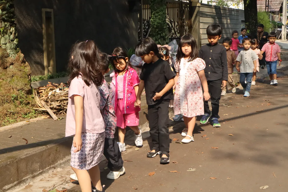 A creative and exploratory learning moment at Pascal Montessori